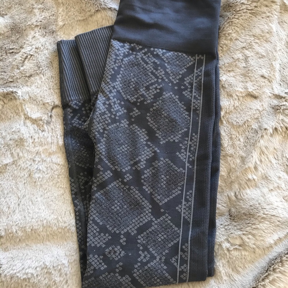 Lululemon legging bundle size 4! 💗